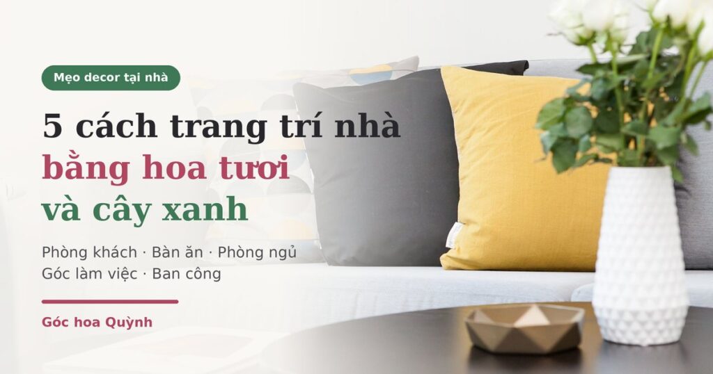 Trang trí nhà bằng hoa tươi: bình hoa hồng trắng trên bàn phòng khách cạnh sofa